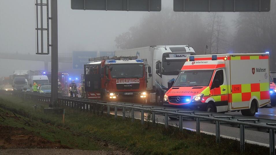 Am Dienstagvormittag fuhr ein Lkw-Fahrer einem anderen Laster auf der A3 bei Regensburg auf. Infolgedessen wurde der Fahrer in seinem Fahrzeug eingeklemmt. Am Dienstagvormittag fuhr ein Lkw-Fahrer einem anderen Laster auf der A3 bei Regensburg auf. Infolgedessen wurde der Fahrer in seinem Fahrzeug eingeklemmt.