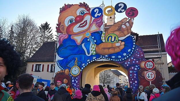 Ein echter Blickfang: Der Torbogen in Teisbach war zum Faschingsumzug am Faschingssonntag 2025 aufwendig dekoriert und pr&auml;sentierte sich in buntem Clownsgewand.
