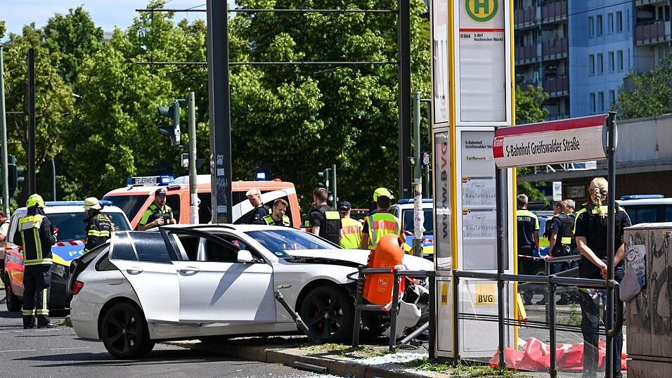 Ein schwerer Unfall an einer Straßenbahnhaltestelle hat einen großen Einsatz von Polizei und Feuerwehr ausgelöst. Ein schwerer Unfall an einer Straßenbahnhaltestelle hat einen großen Einsatz von Polizei und Feuerwehr ausgelöst.