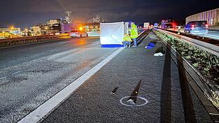 Teilsperrung der Autobahn 3: Ein Fu&szlig;g&auml;nger ist bei ihrem &Uuml;berqueren in Richtung Terminal 2 des Flughafens Frankfurt von einem Lastwagen erfasst und t&ouml;dlich verletzt worden.