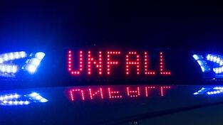 Beide in den Unfall verwickelten Autos mussten abgeschleppt werden. (Symbolbild)