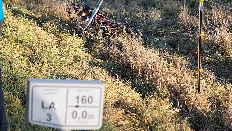 Bei einem schweren Verkehrsunfall am Freitagnachmittag kam ein 17-j&auml;hriger Kradfahrer ums Leben. (Foto: FD)