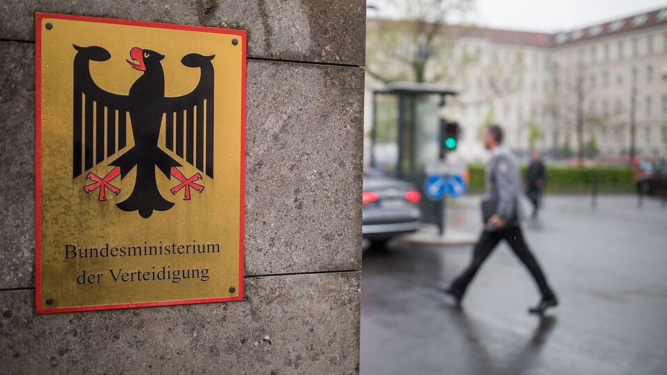Das Verteidigungsministerium erklärte, man wolle auch wichtige Gesetzesvorhaben für die weitere Stärkung der Bundeswehr beschließen. Das Verteidigungsministerium erklärte, man wolle auch wichtige Gesetzesvorhaben für die weitere Stärkung der Bundeswehr beschließen.