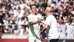 Gut gemacht: Fürths Trainer Heiko Vogel (r) klatscht mit Torschütze Felix Klaus ab. Gut gemacht: Fürths Trainer Heiko Vogel (r) klatscht mit Torschütze Felix Klaus ab.