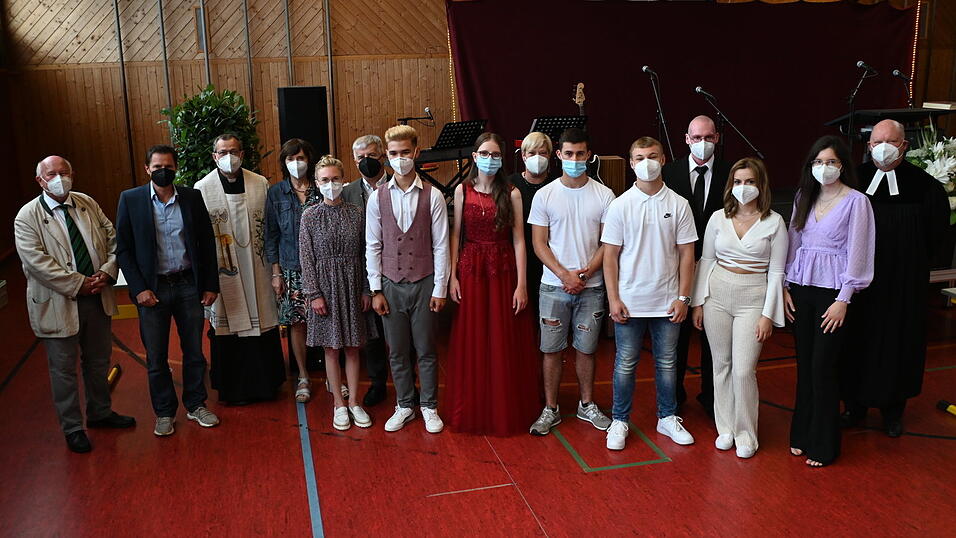 Bürgermeister Werner Schäfer (v.l.) und Jürgen Weichselgartner, Pfarrer Heinrich Weber, die Klassleiterinnen der 9. Klassen Monika Scheidler und Julia Geitz, Schulleiter Raimund Betz, die Jahrgangsbesten Cristi-Liviu-Mihai Ungureanu, Evelyn Flat, Konrektorin Anke Schill, Dominik Straßheim, Schülersprecher Nathan Cevela, Laszlo Wenzl, Klassleiter M 10, Leoni Celebija, Bleona Ramadani und Pfarrer Dirk Hartleben. Bürgermeister Werner Schäfer (v.l.) und Jürgen Weichselgartner, Pfarrer Heinrich Weber, die Klassleiterinnen der 9. Klassen Monika Scheidler und Julia Geitz, Schulleiter Raimund Betz, die Jahrgangsbesten Cristi-Liviu-Mihai Ungureanu, Evelyn Flat, Konrektorin Anke Schill, Dominik Straßheim, Schülersprecher Nathan Cevela, Laszlo Wenzl, Klassleiter M 10, Leoni Celebija, Bleona Ramadani und Pfarrer Dirk Hartleben.