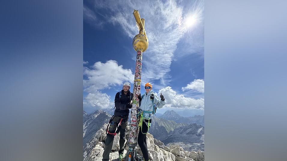 Lächeln und Daumen nach oben am Gipfelkreuz: Manuel Baur und Claudia Niedermeyer auf der Zugspitze. Lächeln und Daumen nach oben am Gipfelkreuz: Manuel Baur und Claudia Niedermeyer auf der Zugspitze.