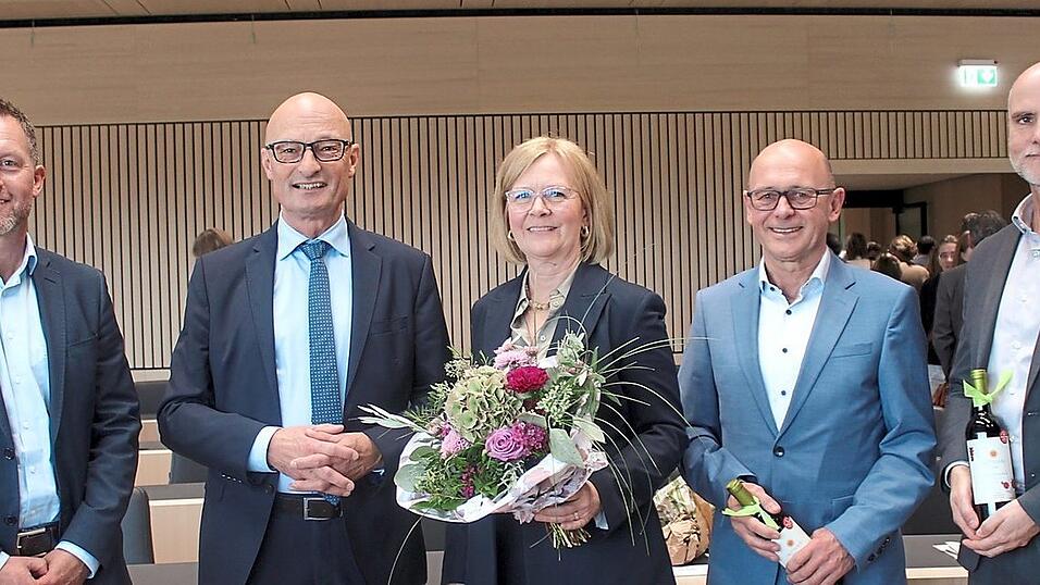 Das Leitungsteam der Staatlichen Schulämter Landshut ist wieder komplett - Ralf Reiner von der Regierung von Niederbayern (2. v. l.) wünschte Christian Schießl (links), Sylvia Blank, Sebastian Hutzenthaler (2. v. r.) und Martin Zuchs viel Erfolg für die anstehenden Aufgaben. Das Leitungsteam der Staatlichen Schulämter Landshut ist wieder komplett - Ralf Reiner von der Regierung von Niederbayern (2. v. l.) wünschte Christian Schießl (links), Sylvia Blank, Sebastian Hutzenthaler (2. v. r.) und Martin Zuchs viel Erfolg für die anstehenden Aufgaben.