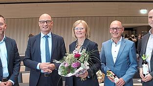 Das Leitungsteam der Staatlichen Schulämter Landshut ist wieder komplett - Ralf Reiner von der Regierung von Niederbayern (2. v. l.) wünschte Christian Schießl (links), Sylvia Blank, Sebastian Hutzenthaler (2. v. r.) und Martin Zuchs viel Erfolg für die anstehenden Aufgaben.
