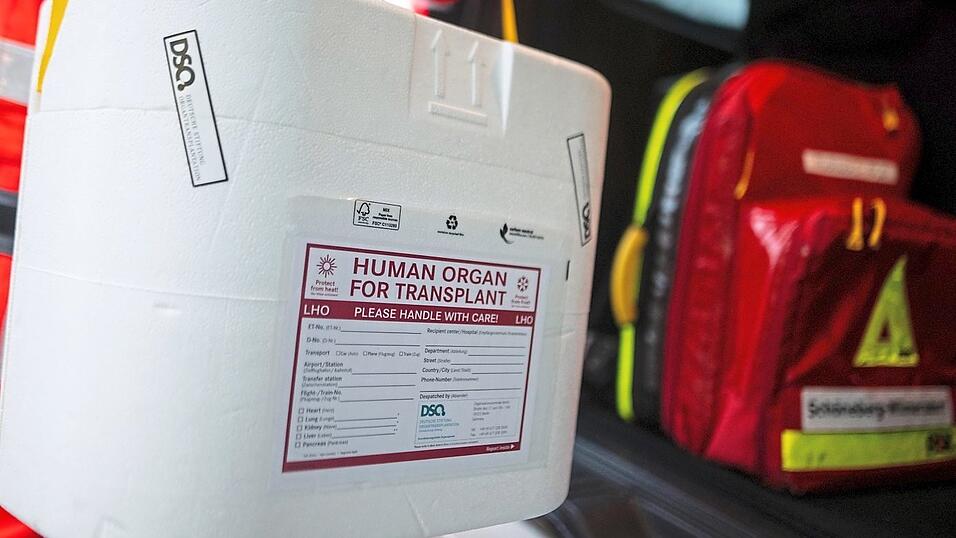 Ein Mitarbeiter des DRK stellt eine K&uuml;hlbox f&uuml;r eine Organspende in einen Transporter des Deutschen Roten Kreuzes.