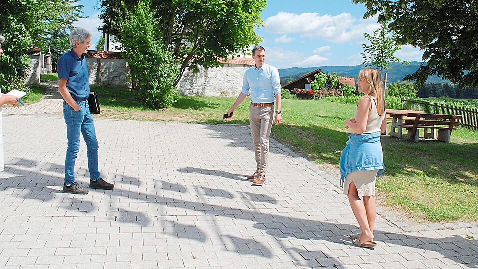 Die Büroleiterin des Bürgermeisters, Sieglinde Eidenschink, Kreisfachberater Harald Götz, Bürgermeister Simon Haas und Bettina Göttl vom Landwirtschaftsamt Landshut (von links) im Schatten des Maibaums. Bei der Sitzgruppe rechts hinter ihnen wurde eine Linde neu gepflanzt. Die Büroleiterin des Bürgermeisters, Sieglinde Eidenschink, Kreisfachberater Harald Götz, Bürgermeister Simon Haas und Bettina Göttl vom Landwirtschaftsamt Landshut (von links) im Schatten des Maibaums. Bei der Sitzgruppe rechts hinter ihnen wurde eine Linde neu gepflanzt.