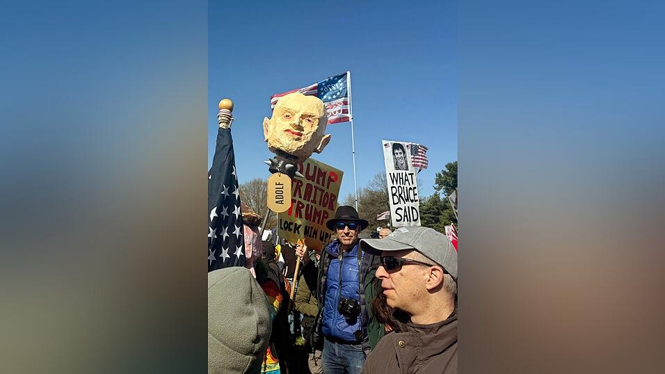 Demonstranten werfen der Trump-Regierung Faschismus vor.