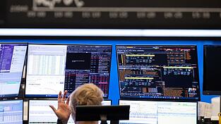 Der Dax ist auf einen neuen Rekord gestiegen - auch dank der Euphorie um Künstliche Intelligenz (KI). Der Dax ist auf einen neuen Rekord gestiegen - auch dank der Euphorie um Künstliche Intelligenz (KI).