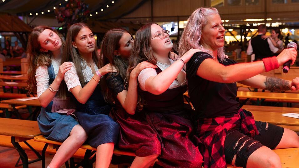 Die Partybilder vom Dienstag, 11. August, aus dem Festzelt Reisinger. Die Partybilder vom Dienstag, 11. August, aus dem Festzelt Reisinger.