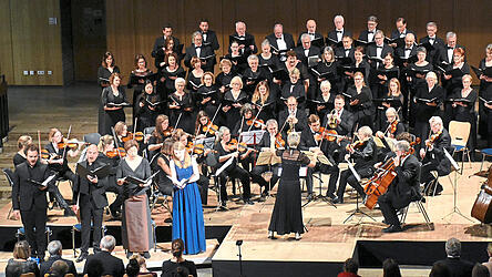 Die Chorgemeinschaft und die Camerata Vilsbiburg haben einen neuen und sch&ouml;nen Klang in die Aula der Mittelschule gebracht.