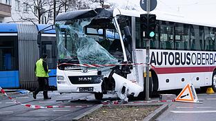 Die Busfront ist komplett zerstört.