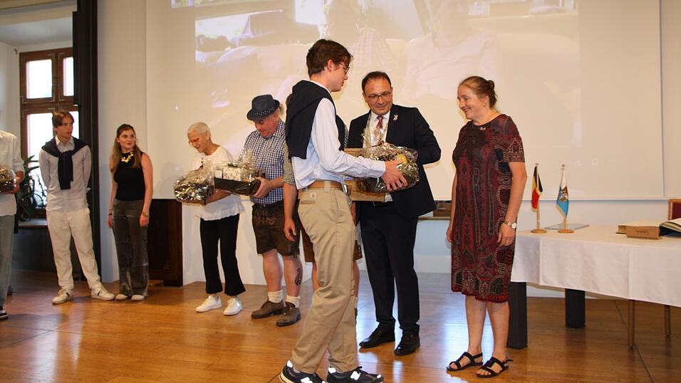 Auch f&uuml;r die ehemalige B&uuml;rgermeisterin Karin Bucher gibt es ein Geschenk von den belgischen G&auml;sten.