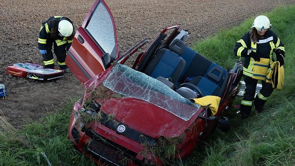 Die Feuerwehr musste das Dach des Autos entfernen, um die Frau zu befreien. 