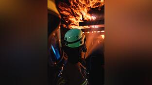 Bei der Übung müssen die Männer ein Feuer im Gepäckfach löschen. Bei der Übung müssen die Männer ein Feuer im Gepäckfach löschen.