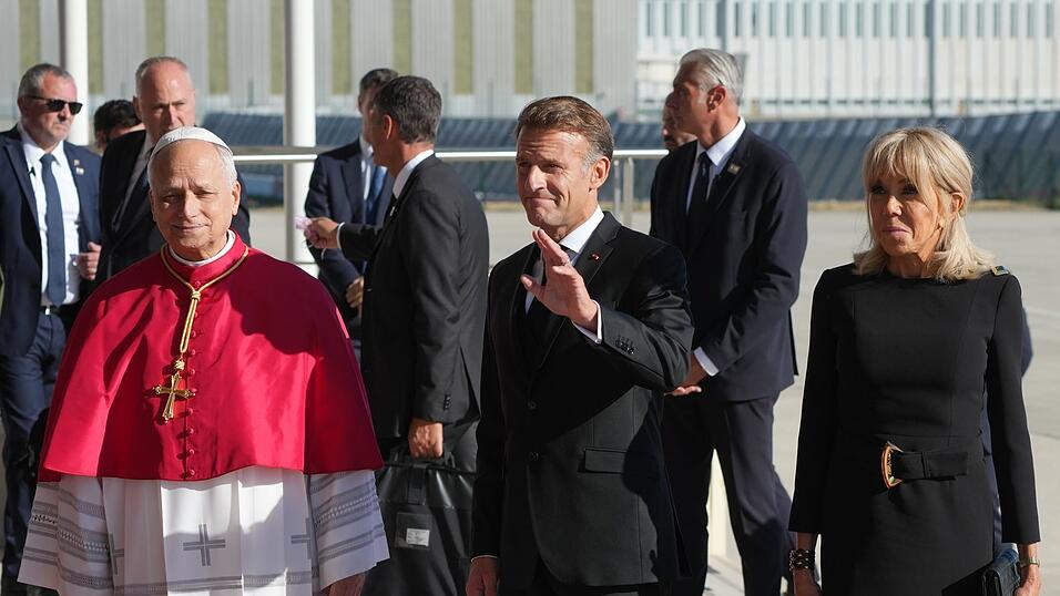 Frankreichs Präsident Emmanuel Macron und seine Ehefrau Brigitte kamen für Papst Leo XIV. zum Flughafen. Frankreichs Präsident Emmanuel Macron und seine Ehefrau Brigitte kamen für Papst Leo XIV. zum Flughafen.