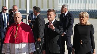 Frankreichs Präsident Emmanuel Macron und seine Ehefrau Brigitte kamen für Papst Leo XIV. zum Flughafen. Frankreichs Präsident Emmanuel Macron und seine Ehefrau Brigitte kamen für Papst Leo XIV. zum Flughafen.