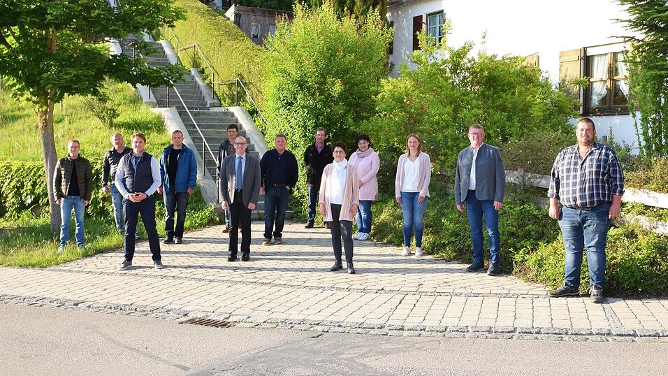 Der neue Hohenpoldinger Gemeinderat ist gut aufgestellt. Ihm gehören an (v. l.) Joachim Bauer, Helmut Eibl, Florian Feckl, Josef Wimmer, Jakob Rott, Erster Bürgermeister Alfons Beilhack, Zweiter Bürgermeister Franz Neumaier, Klaus Reiter, Margit Niedermaier, Ulrike Karl, Maria Bachmaier, Lambert Forster und Josef Lechner. Der neue Hohenpoldinger Gemeinderat ist gut aufgestellt. Ihm gehören an (v. l.) Joachim Bauer, Helmut Eibl, Florian Feckl, Josef Wimmer, Jakob Rott, Erster Bürgermeister Alfons Beilhack, Zweiter Bürgermeister Franz Neumaier, Klaus Reiter, Margit Niedermaier, Ulrike Karl, Maria Bachmaier, Lambert Forster und Josef Lechner.