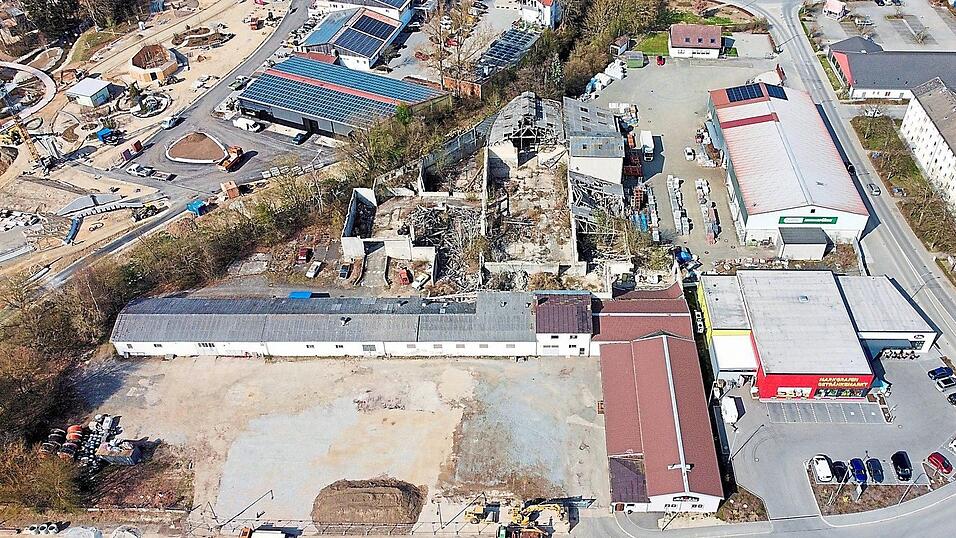 Die zum Teil verfallenen Geb&auml;ude des einstigen Metallwerks an der K&ouml;tztinger Stra&szlig;e warten seit Jahren auf ihren Abriss, wof&uuml;r jedoch die Besitzerin die Genehmigung f&uuml;r eine Nachfolgenutzung will.