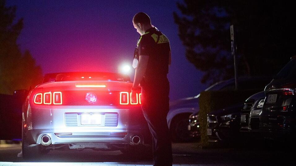 Als die Polizei das Treffen auflösen will, eskaliert die Lage. (Symbolbild)