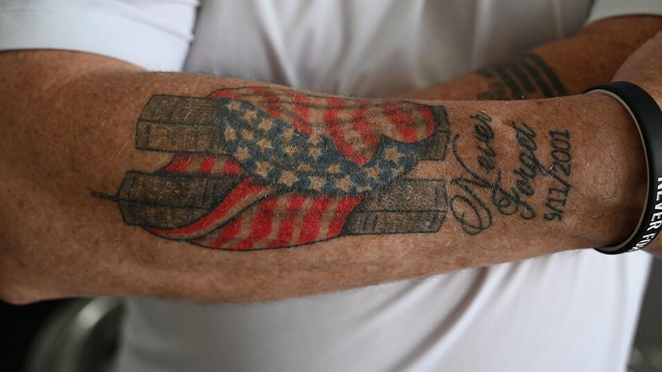Es hat Jahre gebraucht, bis Feuerwehrmann Andrews sich nach 9/11 ein Bild der in eine amerikanische Flagge geh&uuml;llten Zwillingst&uuml;rme auf den Unterarm t&auml;towieren lassen konnte.