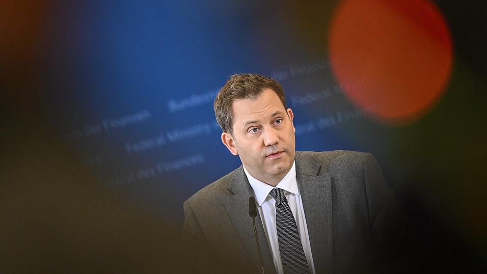 Seit dem Rückzug von Bärbel Bas aus der bisherigen Doppelspitze führt Lars Klingbeil die SPD allein. Doch Mitte Januar in Bremen wird auch über seine Rolle entschieden - wobei er bislang offengelassen hat, ob er überhaupt noch einmal antreten will. Seit dem Rückzug von Bärbel Bas aus der bisherigen Doppelspitze führt Lars Klingbeil die SPD allein. Doch Mitte Januar in Bremen wird auch über seine Rolle entschieden - wobei er bislang offengelassen hat, ob er überhaupt noch einmal antreten will.