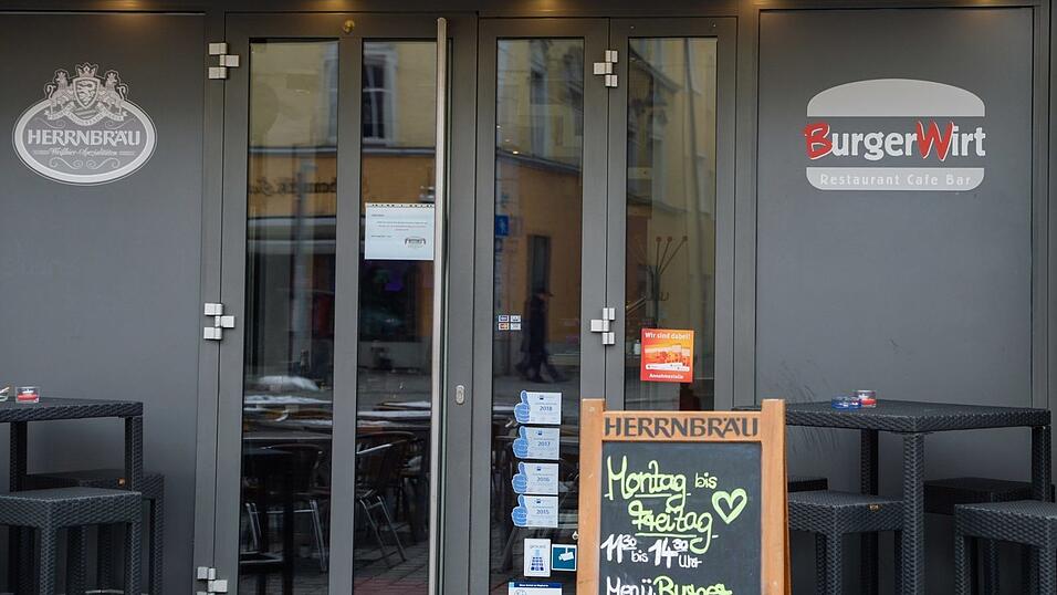 Aufatmen bei Burgerwirt-Betreiber Ercan Sahin, seinen Angestellten und bei Burgerfans in Straubing: das Lokal wird es auch weiterhin geben. Aufatmen bei Burgerwirt-Betreiber Ercan Sahin, seinen Angestellten und bei Burgerfans in Straubing: das Lokal wird es auch weiterhin geben.