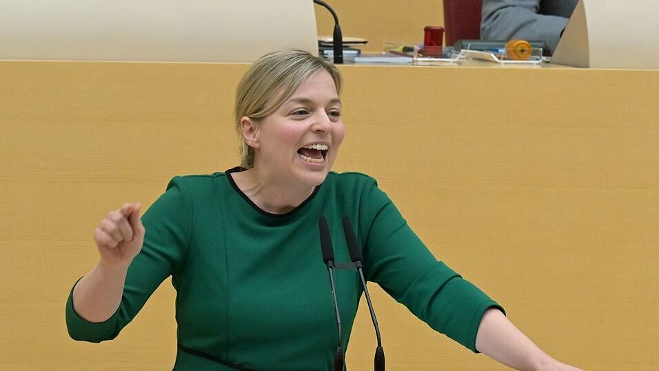 Katharina Schulze greift mit klaren Forderungen in die Debatte um eine Social-Media-Altersgrenze ein. (Archivbild)