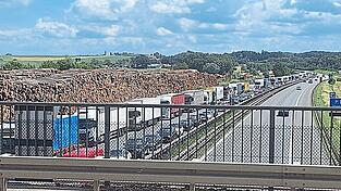 Vor allem am Samstag gab es kilometerlange Rückstaus vor der Autobahnausfahrt Hengersberg und dem Kreuz Deggendorf. Vor allem am Samstag gab es kilometerlange Rückstaus vor der Autobahnausfahrt Hengersberg und dem Kreuz Deggendorf.