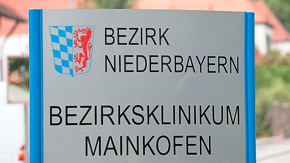 Erneut muss sich der Bezirk Niederbayern als Träger des Bezirksklinikums Mainkofen nach dem Ausbruchsversuch einen paranoid-schizophrenen Patienten am letzten Donnerstag mit kritischen Fragen auseinandersetzen. Erneut muss sich der Bezirk Niederbayern als Träger des Bezirksklinikums Mainkofen nach dem Ausbruchsversuch einen paranoid-schizophrenen Patienten am letzten Donnerstag mit kritischen Fragen auseinandersetzen.