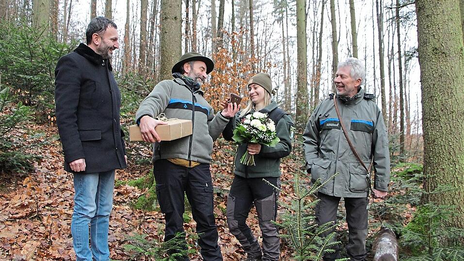 Im Beisein von B&uuml;rgermeister Markus Hofmann (l.) und Forstdirektor Dr. Arthur Bauer (r.) &uuml;berreichte Hans Geiger seiner Nachfolgerin Johanna Gierl einen Kompass, der ihr stets ein guter Begleiter auf ihren Wegen sein m&ouml;ge.