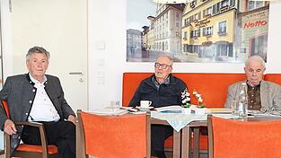 Der Vorsitzende des Seniorenbeirats, Klaus Steiner, und die beiden Mitglieder Ulrich Böken und Johann Berger (von links) beklagen ungeregelte Verkehrsverhältnisse in der Altstadt.
