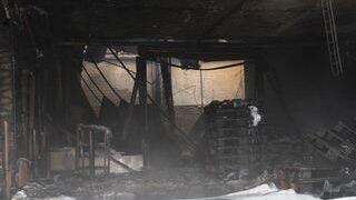 Es dauerte bis in die frühen Morgenstunden, ehe die Einsatzkräfte der Feuerwehr das Feuer unter Kontrolle hatten. (Foto: ih) Es dauerte bis in die frühen Morgenstunden, ehe die Einsatzkräfte der Feuerwehr das Feuer unter Kontrolle hatten. (Foto: ih)