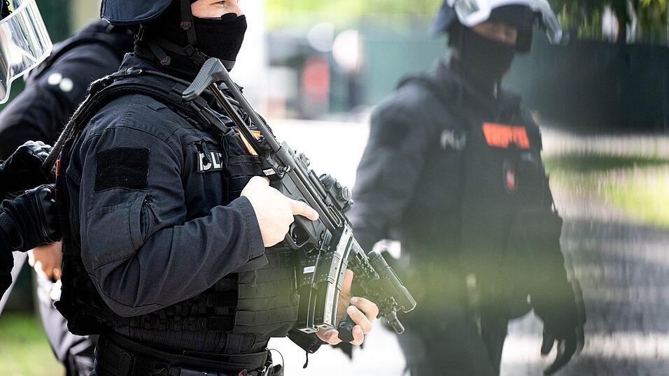 Bewaffnete Einsatzkr&auml;fte bewachen das Gerichtsgel&auml;nde. (Archivbild)