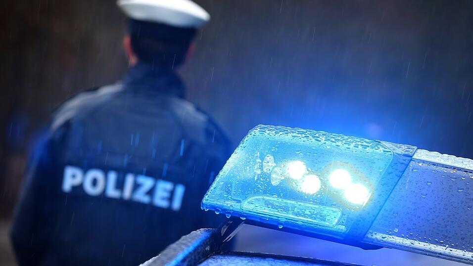 Mehrere Fahrzeuge waren in den Unfall involviert. Die Polizei sucht nach Zeugen. (Symbolbild)