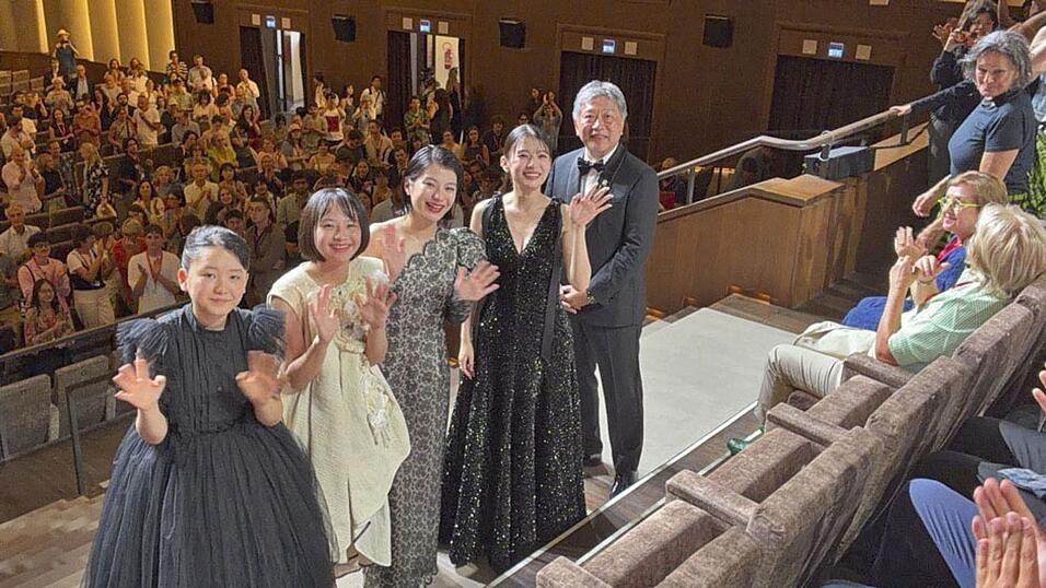 Das Filmteam und Hirokazu Koreeda (r) im Festivalpalast.