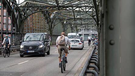 Egal ob mit dem Auto, dem Rad, der Bahn - oder auch zu Fuß: Wer zur Arbeit pendelt, bekommt bald mehr Kilometergeld.