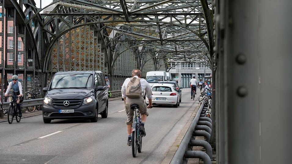 Egal ob mit dem Auto, dem Rad, der Bahn - oder auch zu Fuß: Wer zur Arbeit pendelt, bekommt bald mehr Kilometergeld.