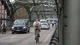 Egal ob mit dem Auto, dem Rad, der Bahn - oder auch zu Fuß: Wer zur Arbeit pendelt, bekommt bald mehr Kilometergeld.