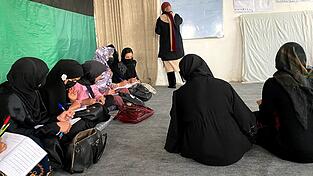 Aufgrund der geschlechtsspezifischen Verfolgung durch die islamistischen Taliban erhalten fast alle Afghaninnen einen Schutzstatus. (Archivfoto) Aufgrund der geschlechtsspezifischen Verfolgung durch die islamistischen Taliban erhalten fast alle Afghaninnen einen Schutzstatus. (Archivfoto)