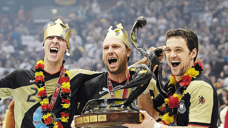 Kaum einer hätte 2007 im Vorfeld gedacht, dass Pascal Hens, Christian Schwarzer und Markus Baur (v.l.) den Weltmeister-Titel in Empfang nehmen dürfen. Umso größer war die Freude nach dem Triumph. Kaum einer hätte 2007 im Vorfeld gedacht, dass Pascal Hens, Christian Schwarzer und Markus Baur (v.l.) den Weltmeister-Titel in Empfang nehmen dürfen. Umso größer war die Freude nach dem Triumph.