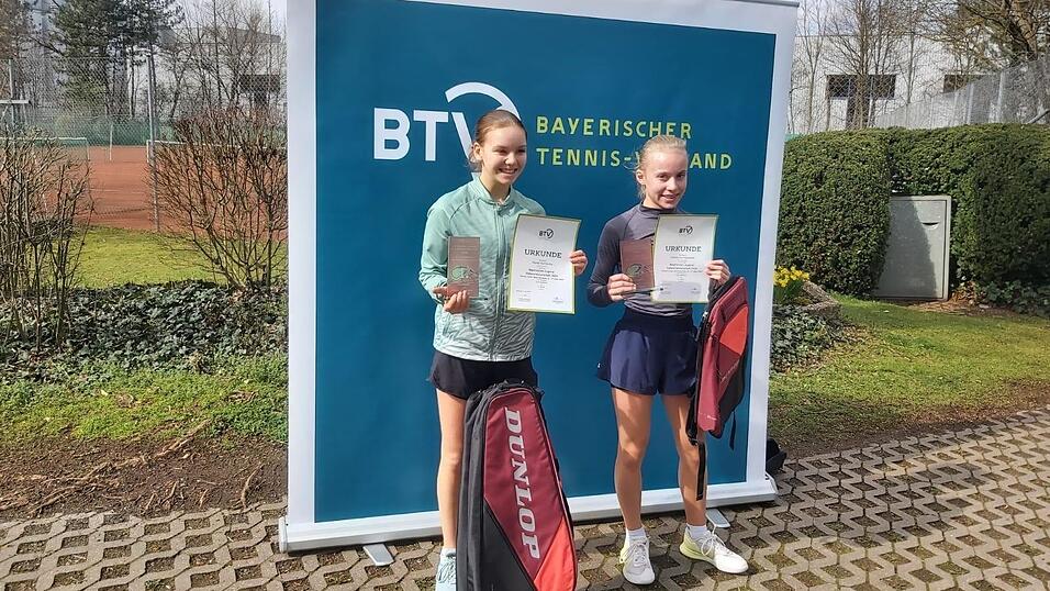 Die neue Bayerische Meisterin der U 14 Alissa Kuchynka (links) mit ihrer Finalgegnerin Hanna Aurnhammer aus Ismaning.