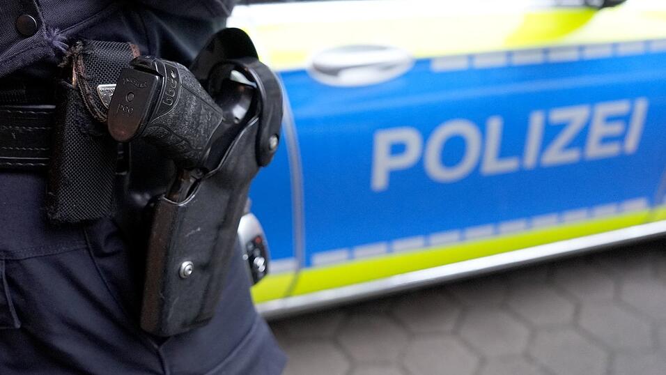 Die Polizei brachte den Mann unter gezogener Schusswaffe zu Boden. (Symbolbild)