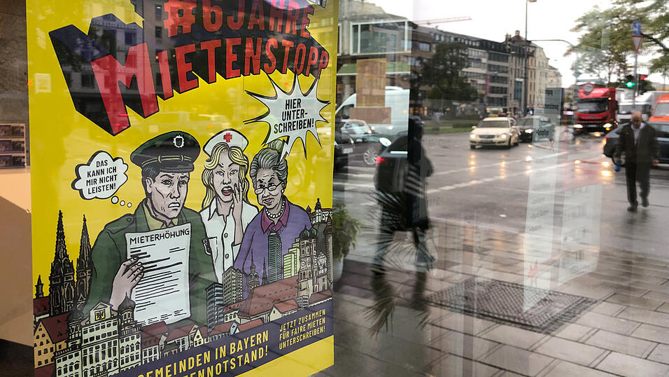 Ein Plakat wirbt zum Eintrag in eine Unterschriftenliste f&uuml;r das Mieten-Volksbegehrens.
