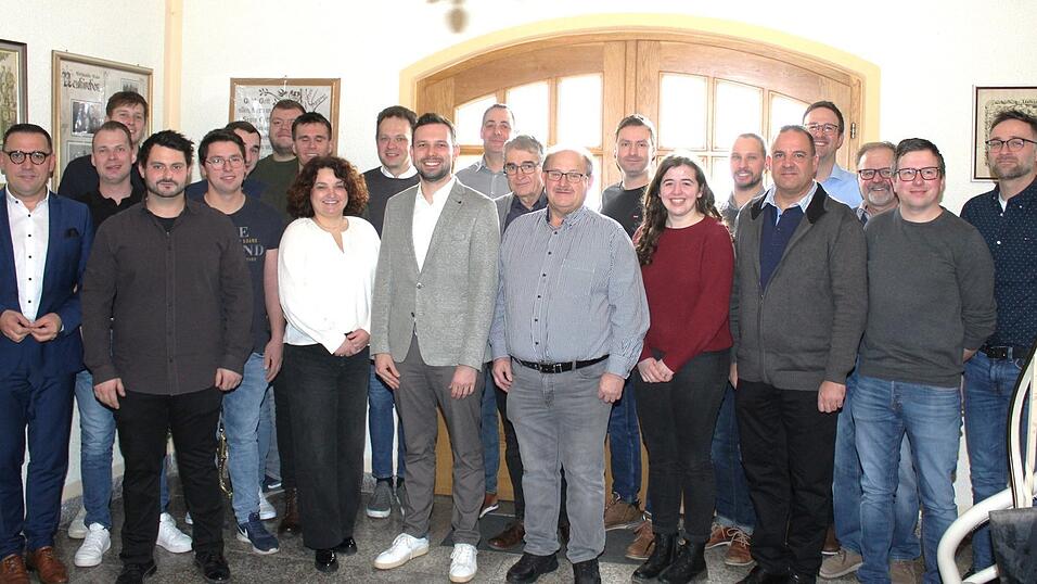 Die LWG Hainberg/Neukirchen tritt mit David Jonczyk (vorne, 4. v. l.) und Christian Straßer (vorne, 3. v. r.) als Listenführer der 20 Kandidaten zu den Kommunalwahlen an. Bürgermeister Christoph Brunner (l.) wurde für seine Wiederwahl zum Rathauschef nominiert. Die LWG Hainberg/Neukirchen tritt mit David Jonczyk (vorne, 4. v. l.) und Christian Straßer (vorne, 3. v. r.) als Listenführer der 20 Kandidaten zu den Kommunalwahlen an. Bürgermeister Christoph Brunner (l.) wurde für seine Wiederwahl zum Rathauschef nominiert.