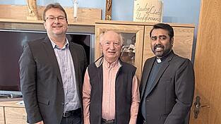 Jubilar Ferdinand Engl mit B&uuml;rgermeister Stefan Baumgartner (l.) und Pater Praveen Martin.