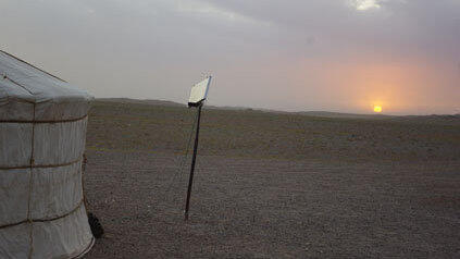 Imke Hansen und Andreas Goldbrunner reisen um die Welt. In der Wüste Gobi. Imke Hansen und Andreas Goldbrunner reisen um die Welt. In der Wüste Gobi.